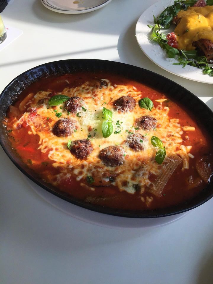 MORMRO休閒餐酒館與舒適座位