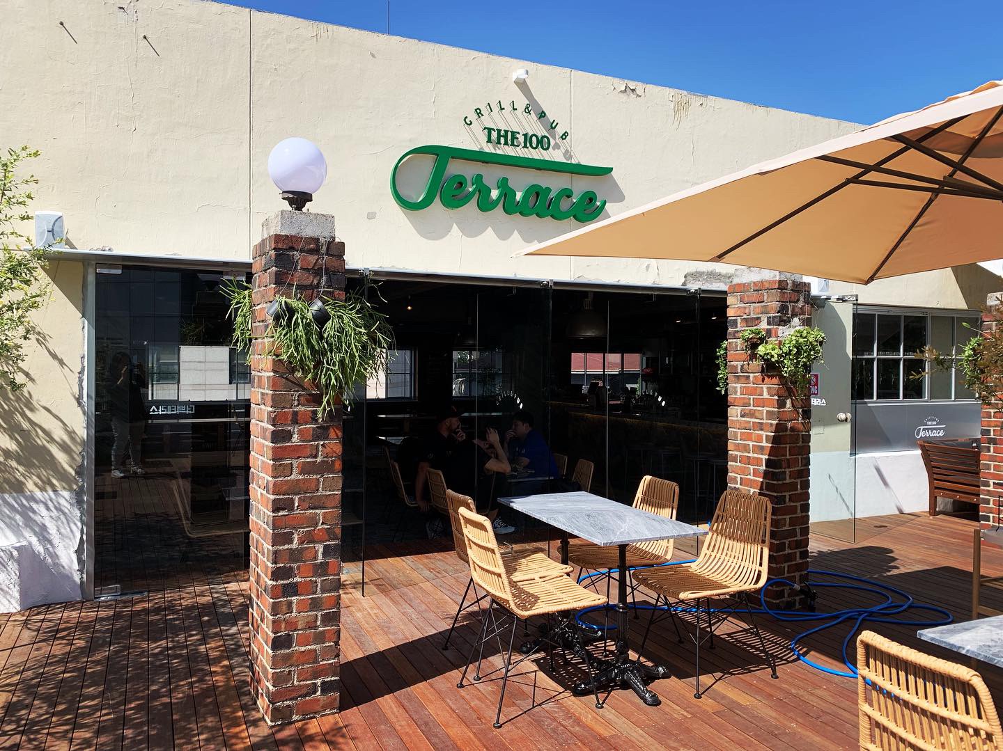 THE 100 Terraceのバーガー、フライドポテトと街の眺め