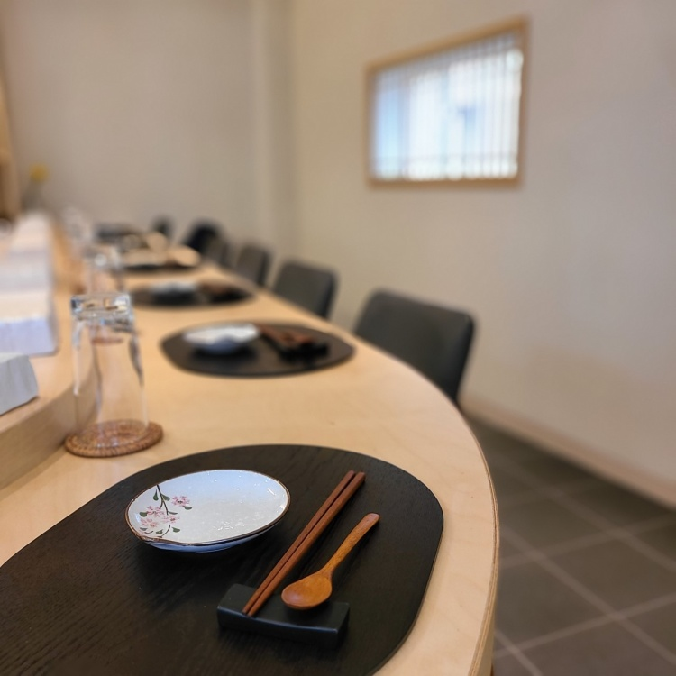 Sushi Kiraku一人シェフのオマカセ、厚切り刺身の盛り合わせ