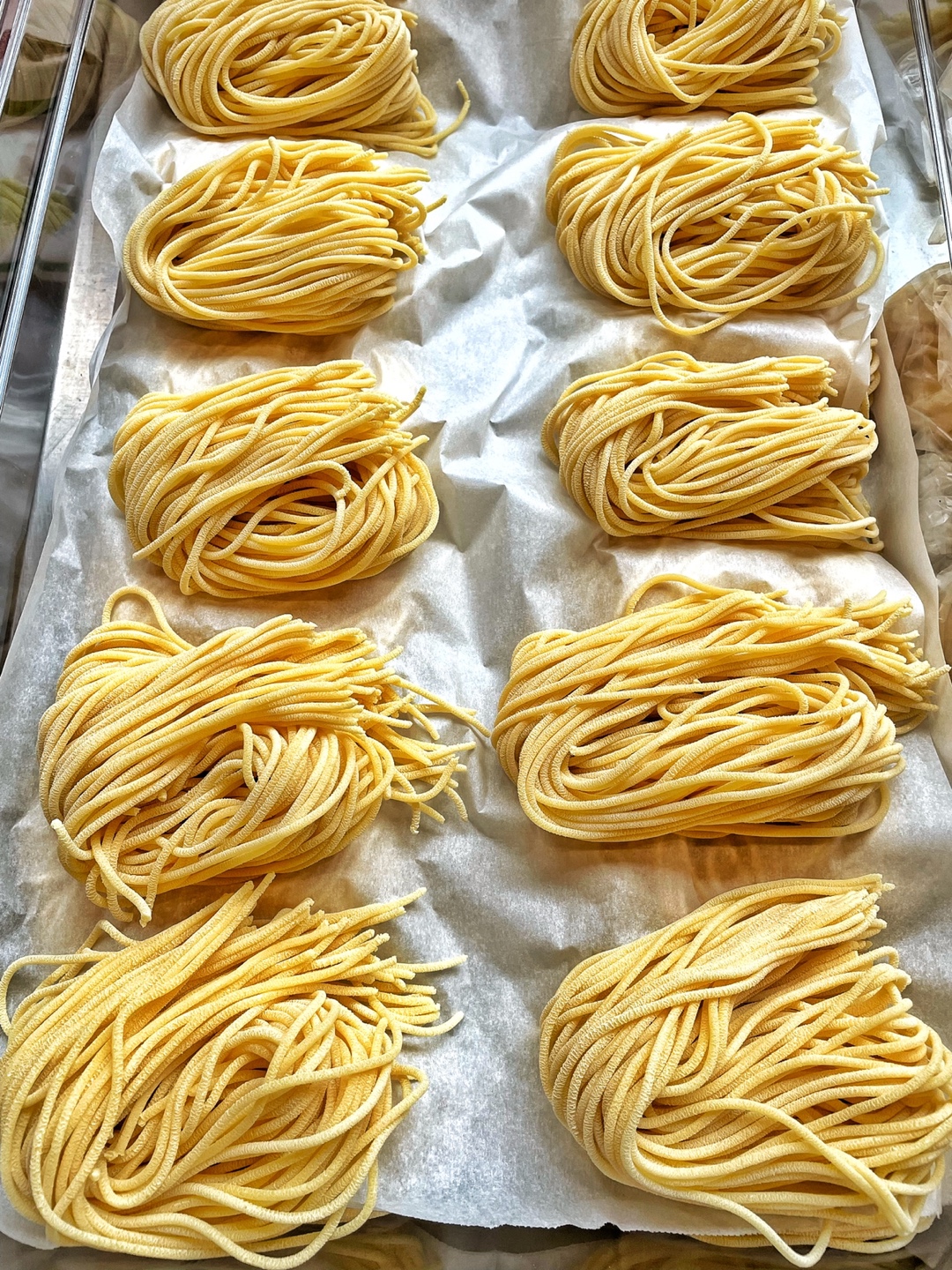 サンフェリーチェの新鮮なパスタと鮮やかな赤い内装