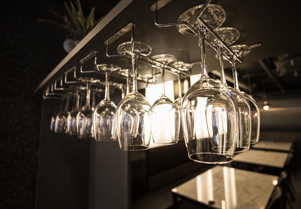 Woowajeongの落ち着いたグリルと整然とした盛り付けのダイニングルーム