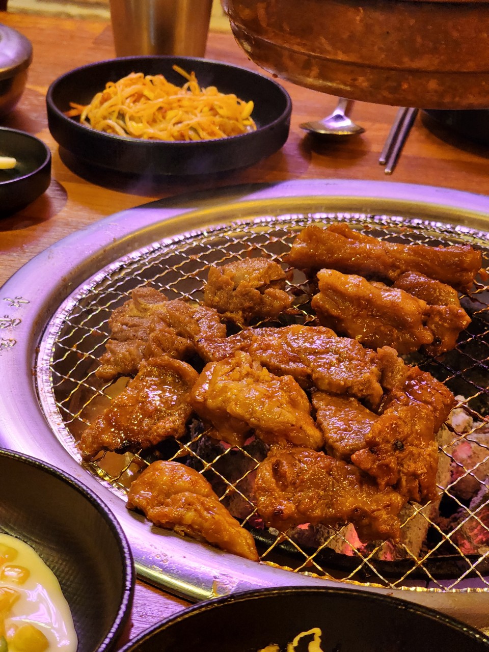 千阿廳葛麻站醃製豬肋排燒烤