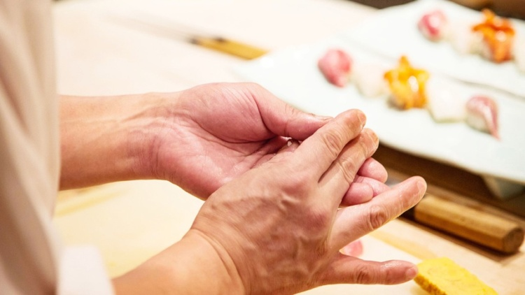 일산（イルサン）에 위치한 에도마에즈시 스시신의 카운터와 니기리 서비스