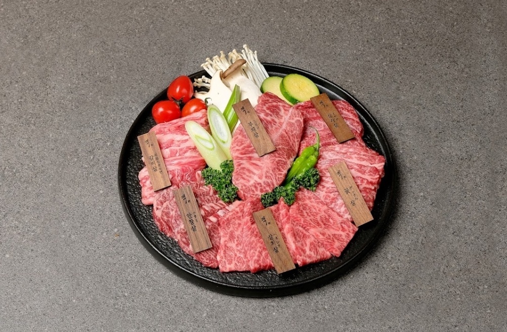 燒肉客店內本地和牛切片配店家醬汁