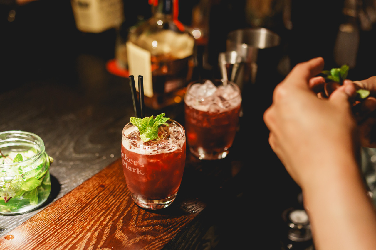 Mindlessのバー席にてカクテルとパスタ