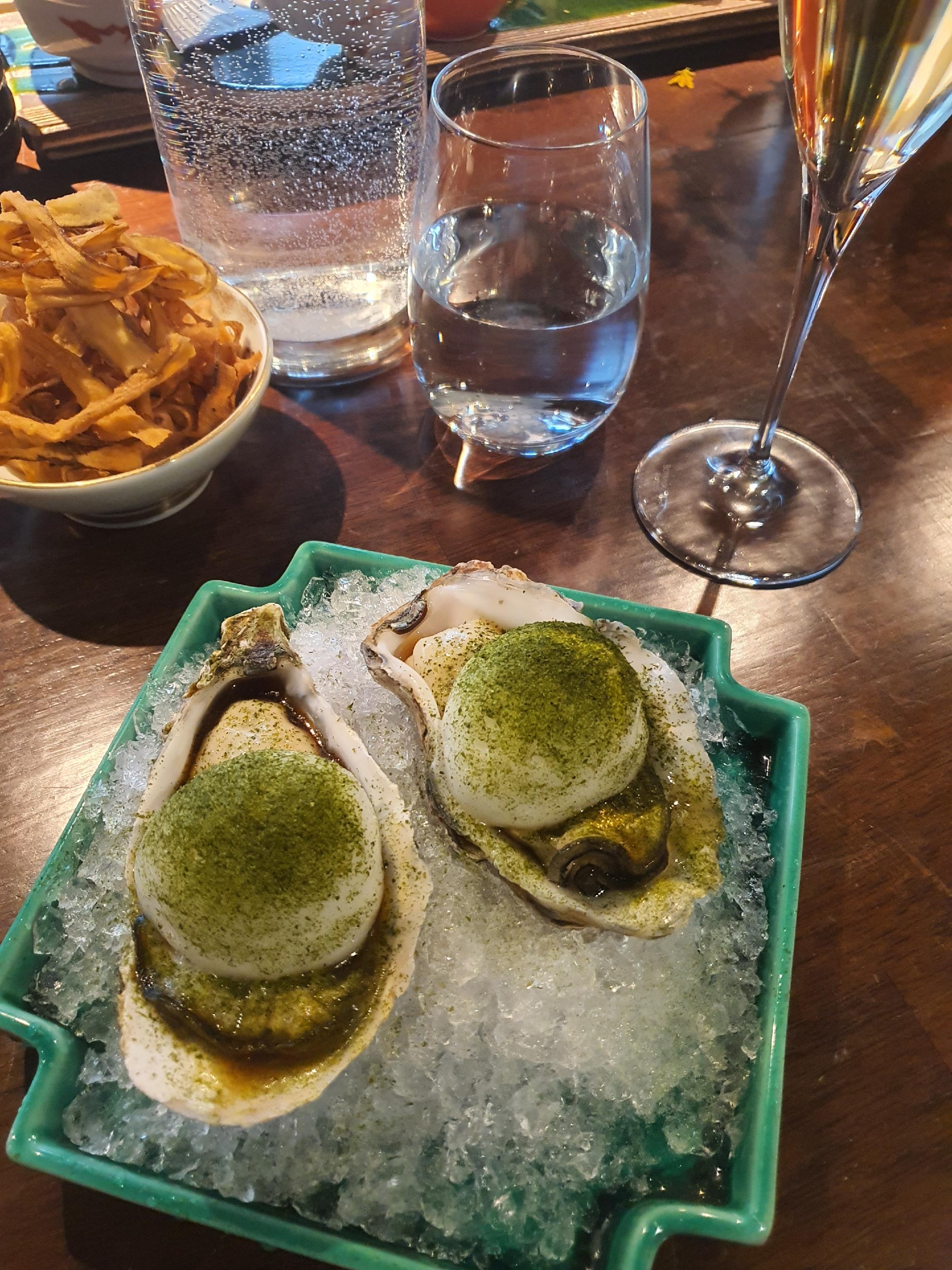 二村の洗練された居酒屋バーのシートとオープンキッチン