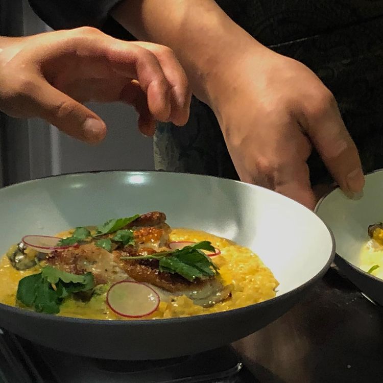 龍山のBistro b1の地下ビストロでクリームパスタを提供