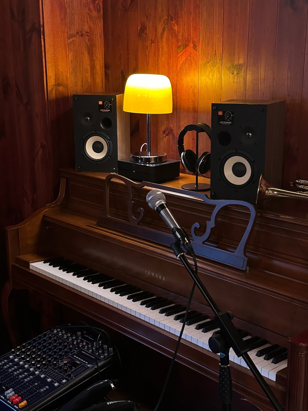 ZUOAK Jazz Bar wooden interior and intimate stage in Guui