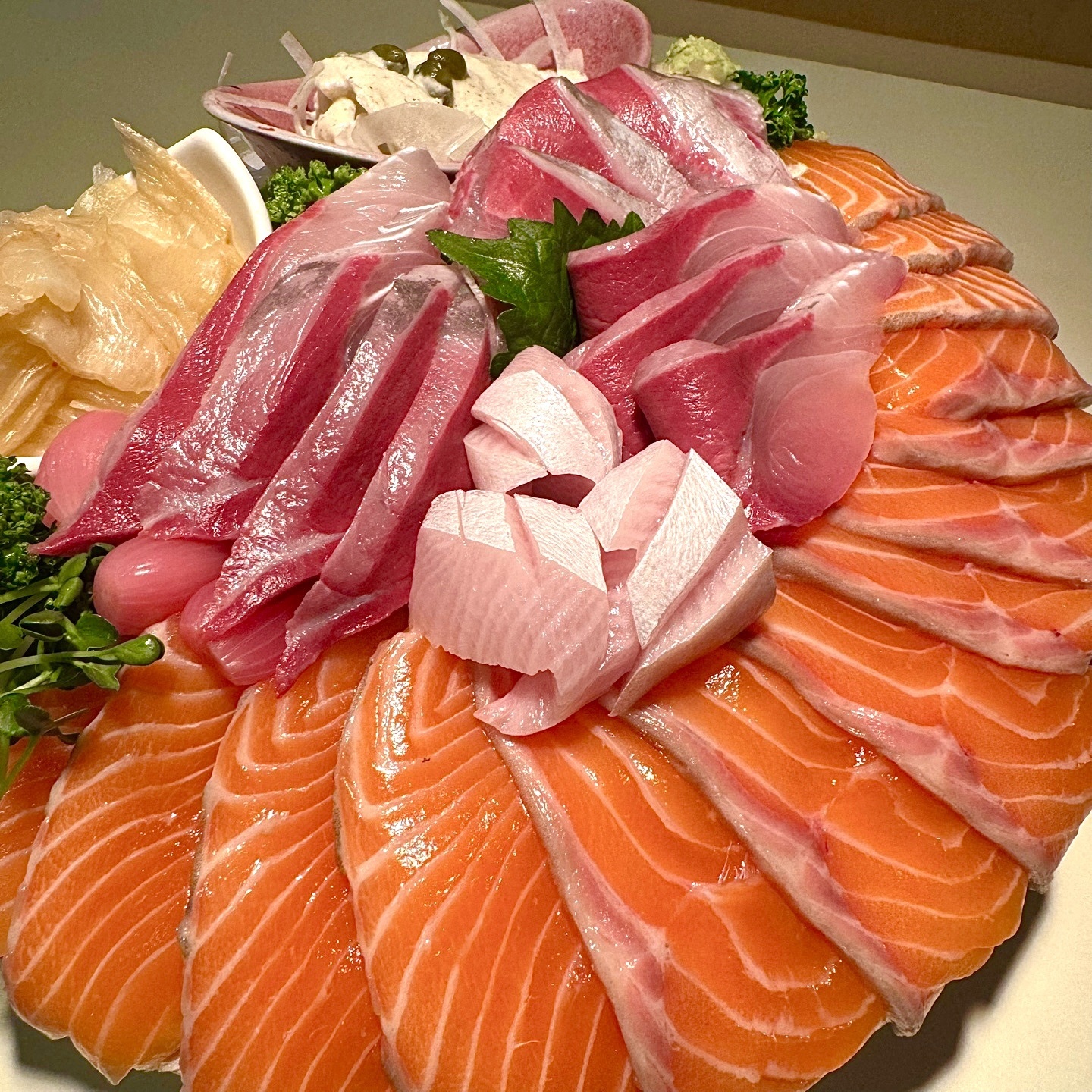 Geujibbaessal Seomyeon 西面店のサーモン刺身と海老、揚げ頭付き