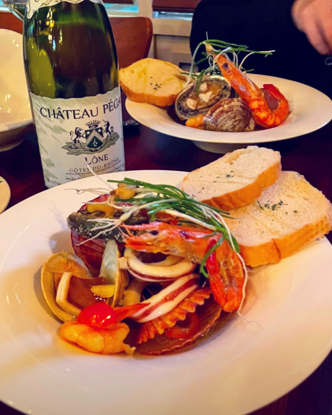 シチリーブルース カジュアルビストロのプレートとワイン・スプリッツ