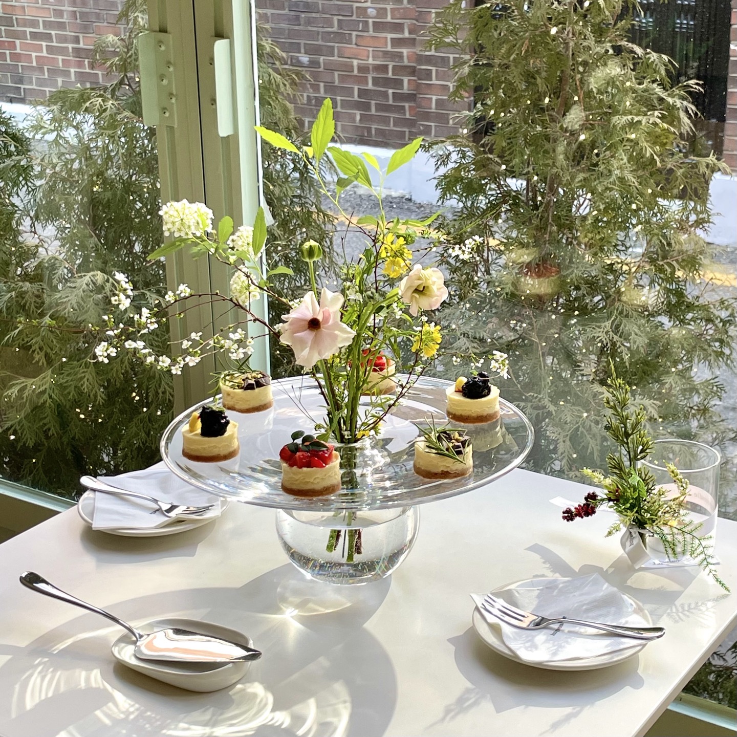 Jungwondle 以花草甜點與紅酒映襯漢江附近