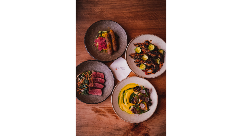 Deepin 新堂のワインバーの雰囲気と皿