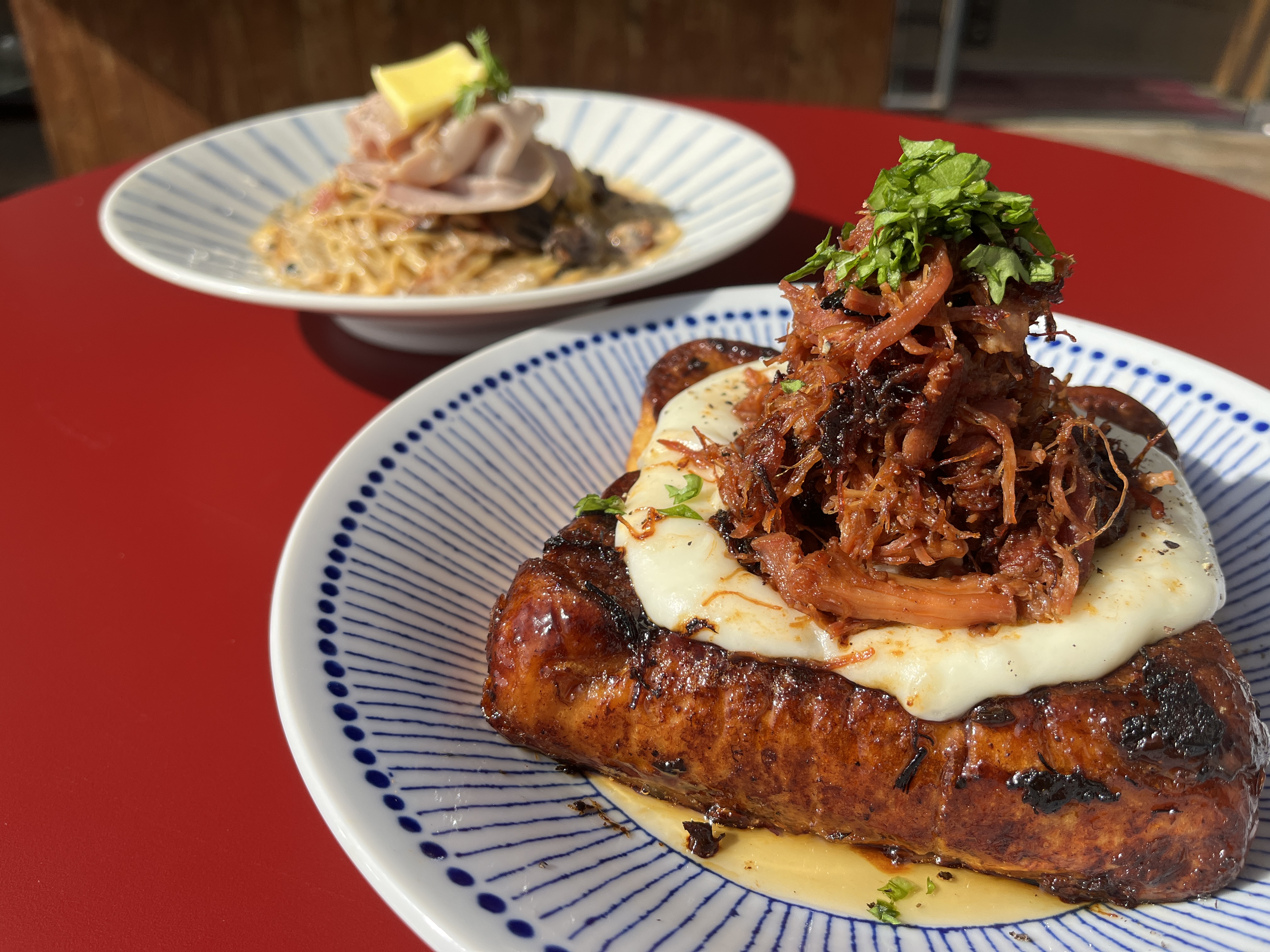 PIRULTZ brunch and toast park next to train tracks