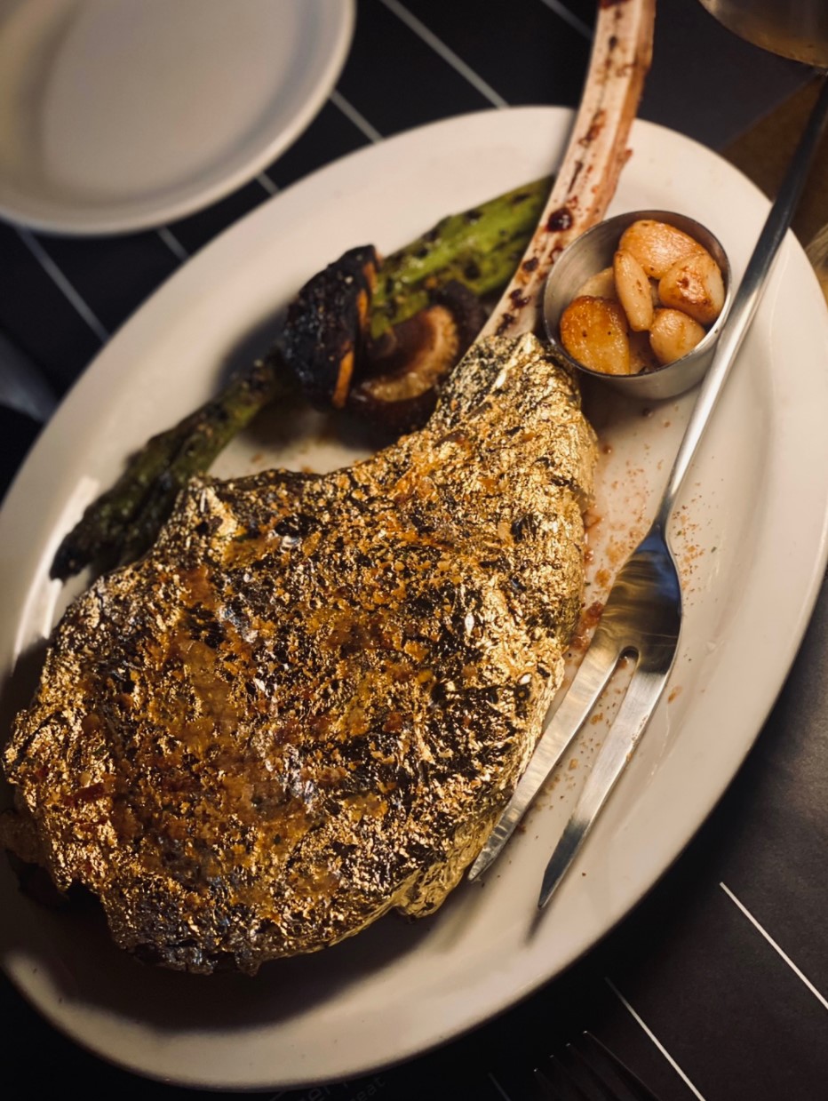 Tigerpool 24K金牛排在温暖灯光下摆盘