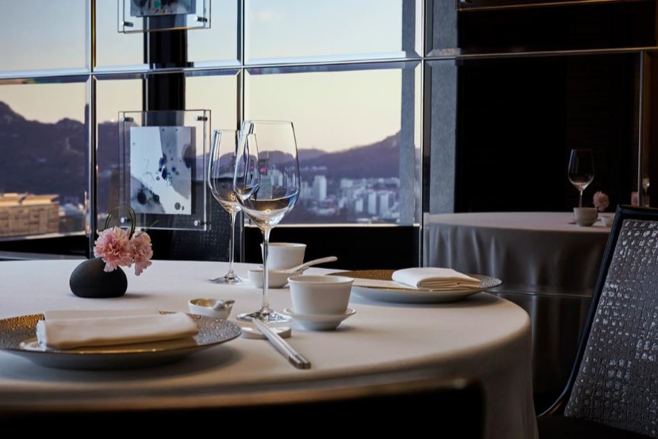 Tohlim dining room with panoramic view and Cantonese dishes