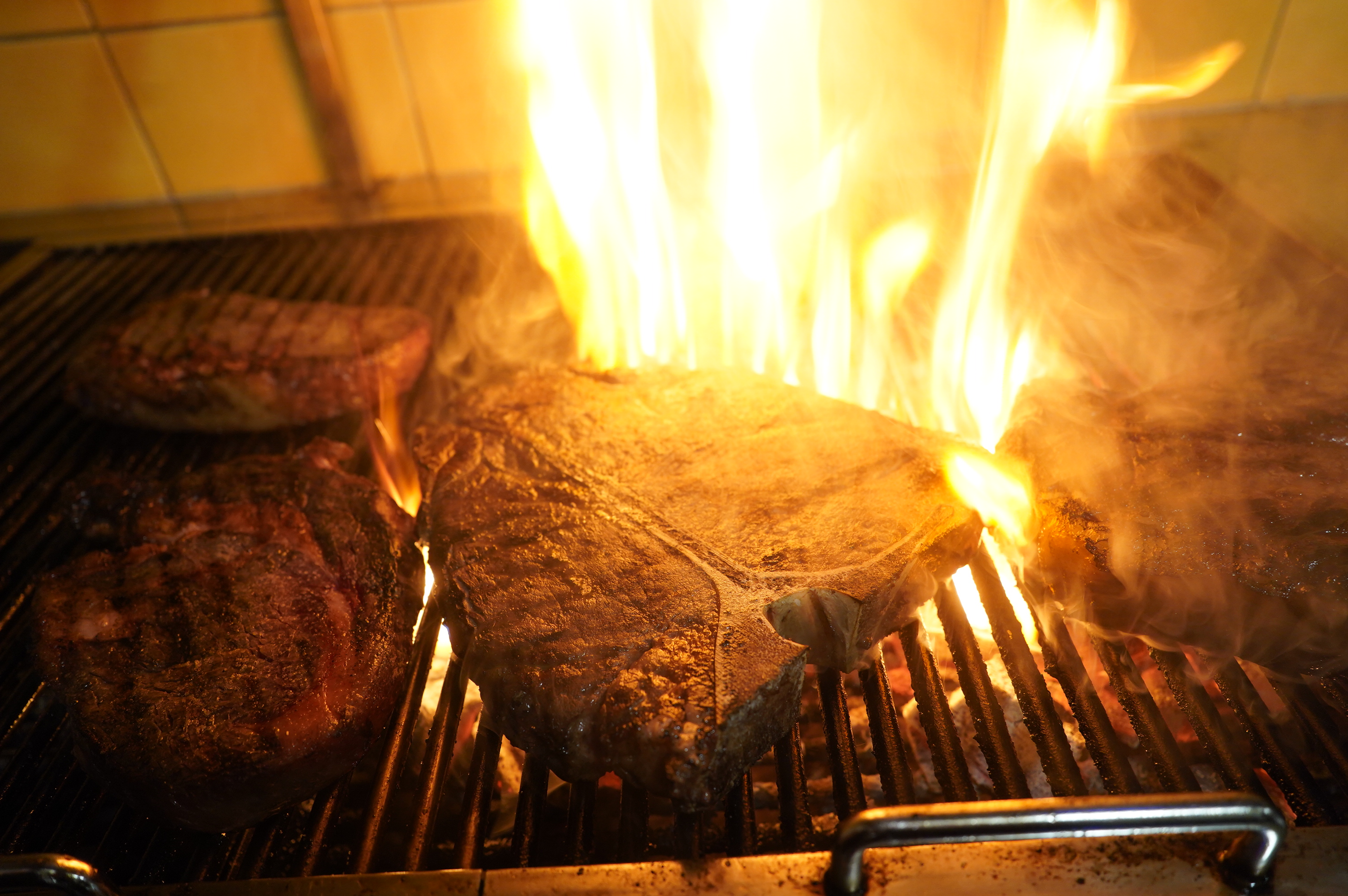 Toscanoのトスカーナ風マケラリアスタイルのステーキとパスタ