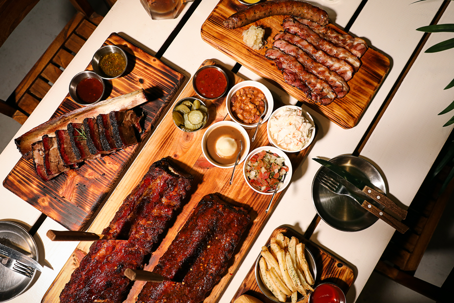 The BOILER'S warehouse-style Texas BBQ ribs and oak smoke in Yongsan