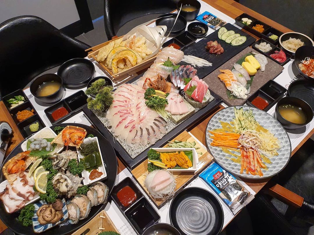 Saekdalbadang aged sashimi platter with seasonal Jeju catch