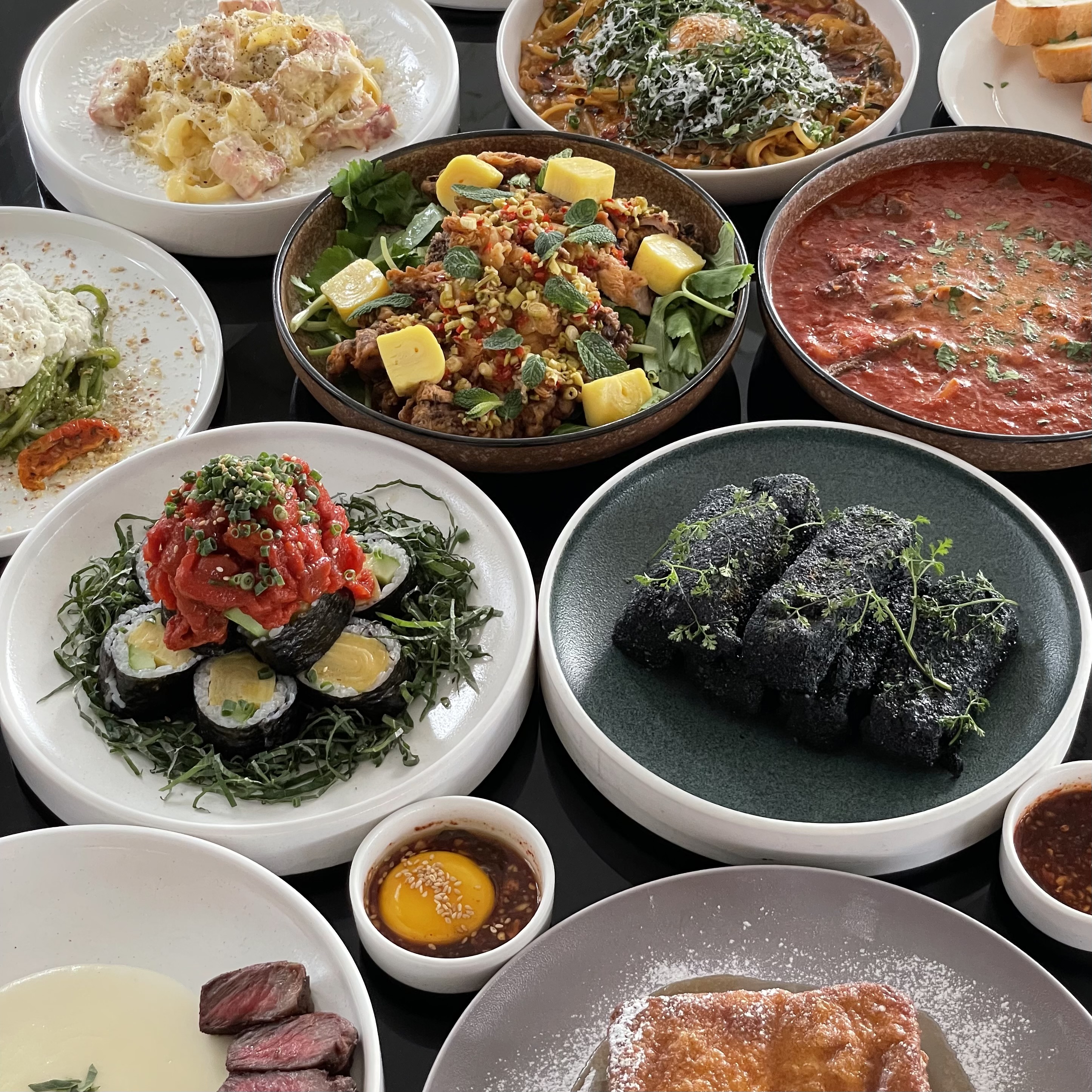 Haeimsiカフェ＆ビストロの内装、LPレコードとカクテル