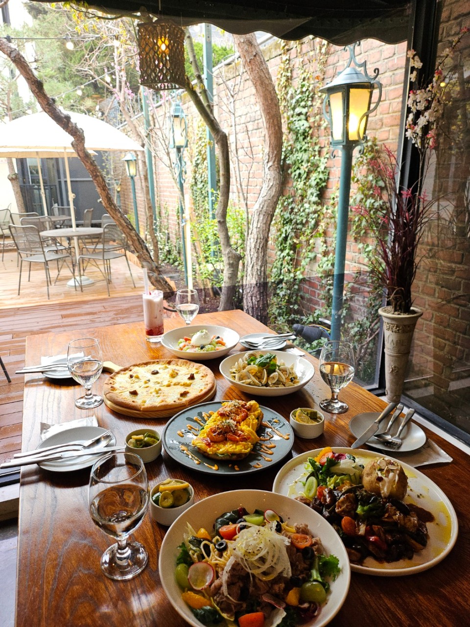 H Lounge small garden cafe-restaurant in Seochon