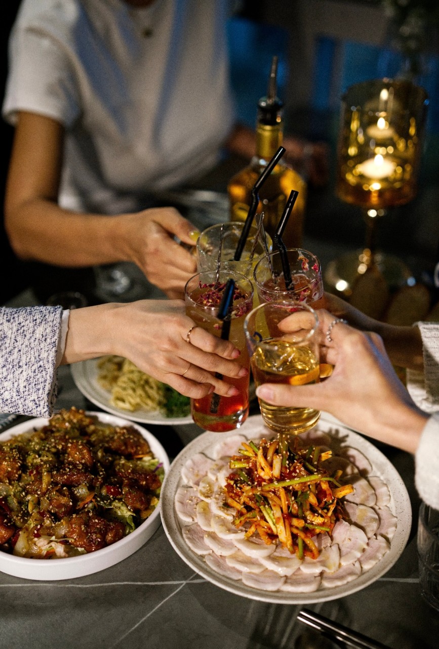 Muje Hongdae霓虹燈光融合酒吧內部