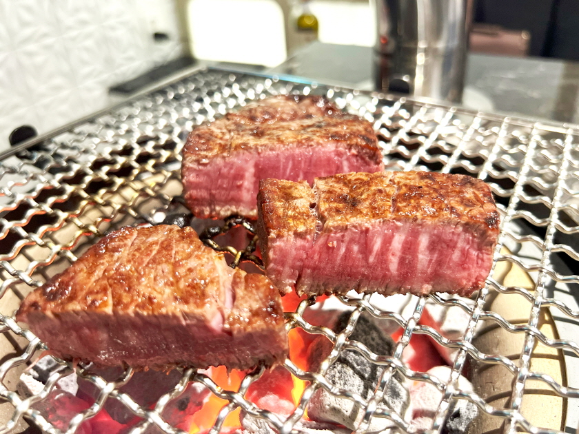 韩牛精品江南包间，配备桌边烤肉服务