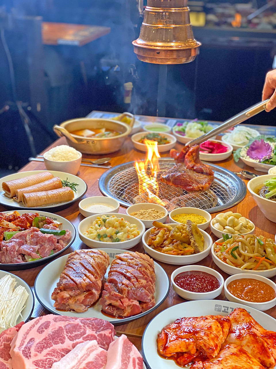 王心里肉沙龍炭火燒烤無限量供應肉品