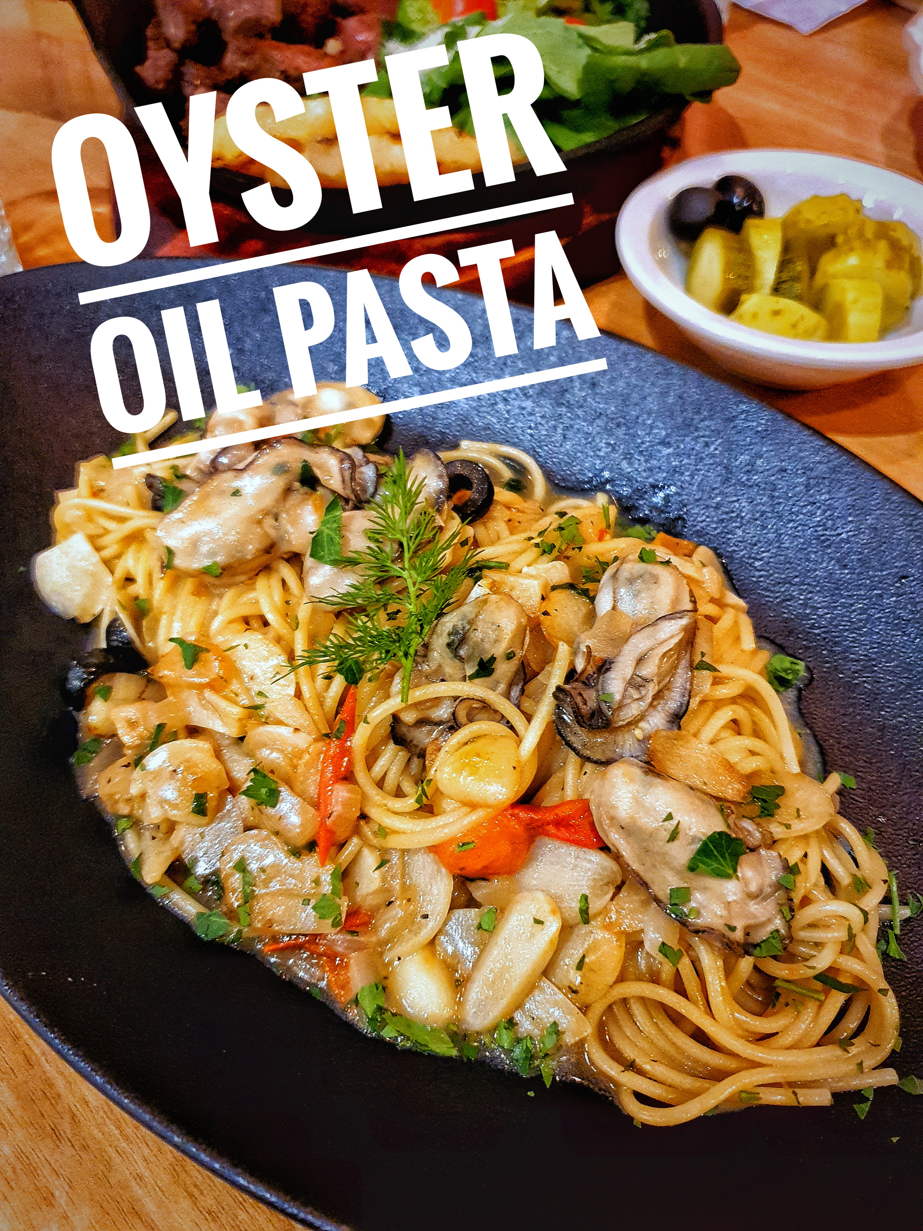 ワインとパスタが並ぶ落ち着いたOklmの内観