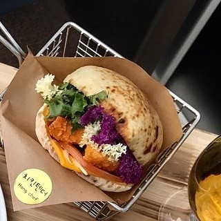 ムンジョンにあるホンシェフの薪窯ピザ、香ばしいクラスト