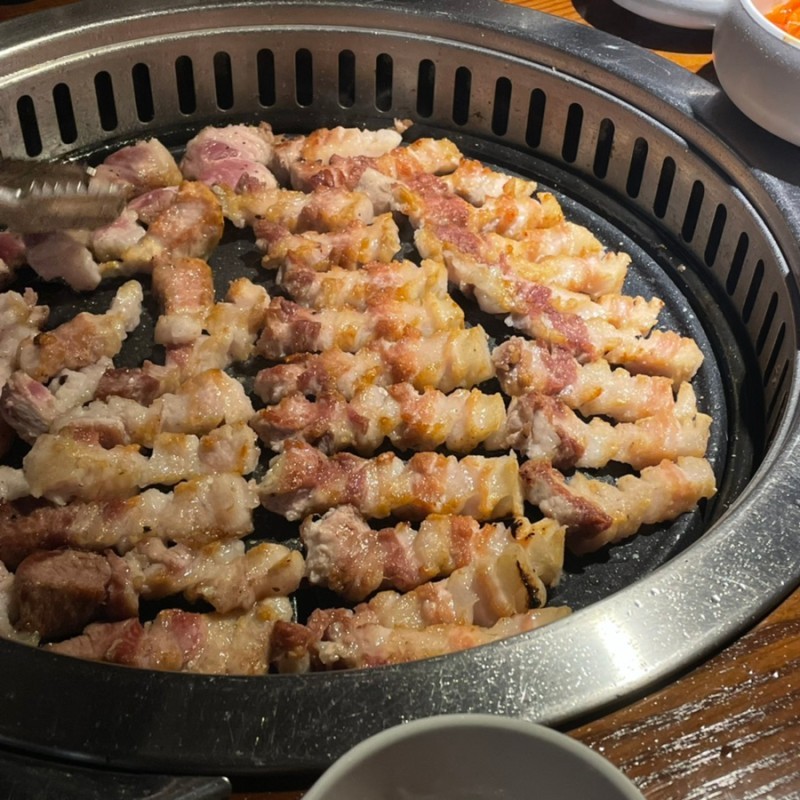 83Haechi staff grilling aged domestic pork for guests