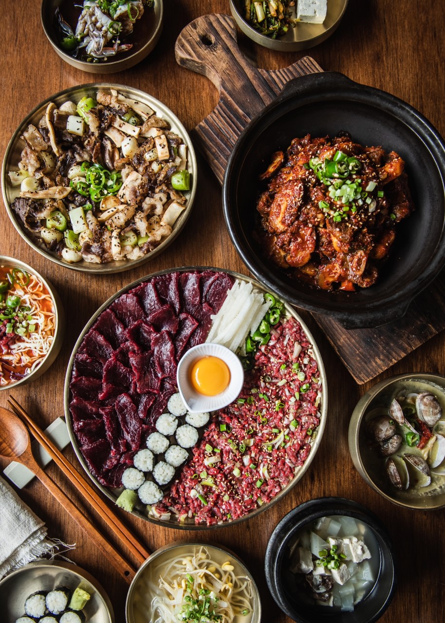 蓬山洞生熟牛排主店新鲜牛肉切片与木炭烤工艺