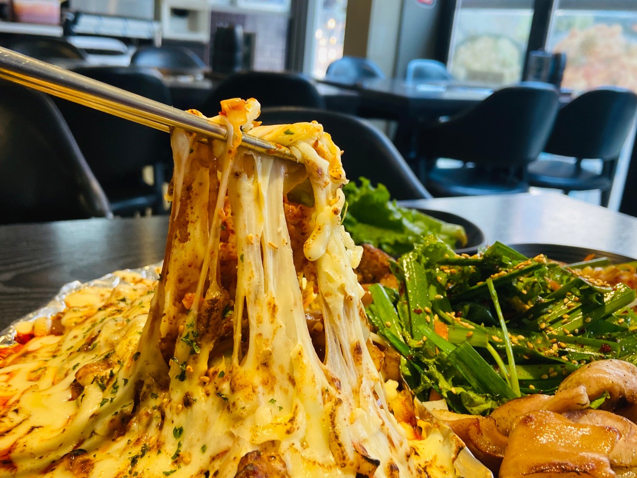 ドドゴプチャンの牛・豚腸の盛り合わせ、ジュージュー音を立てている