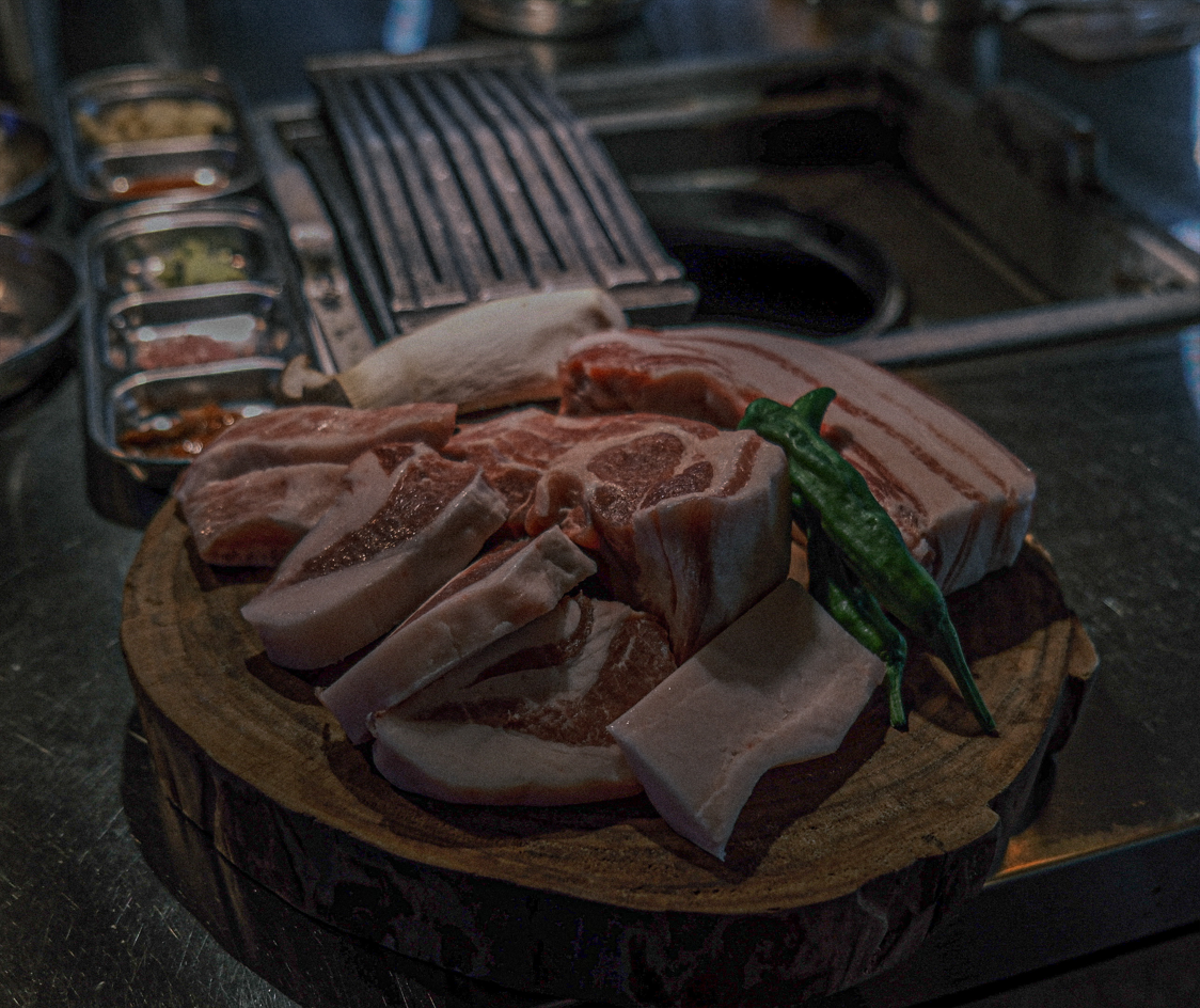 Jejuildo城山黑猪肉配酱料和烤肉选择