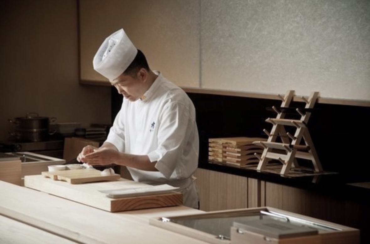 壽司和握壽司吧台，鮮亮的握壽司