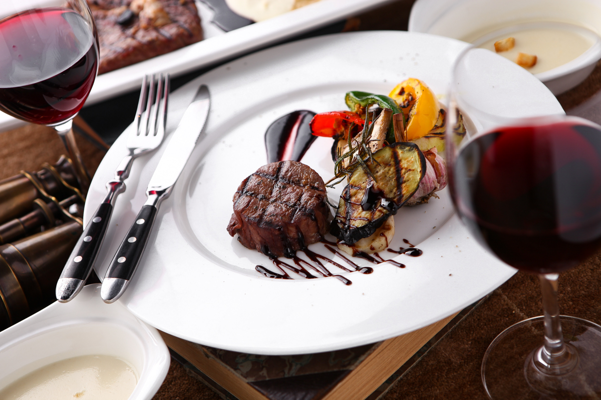 Babylian Table antique interior with course plates