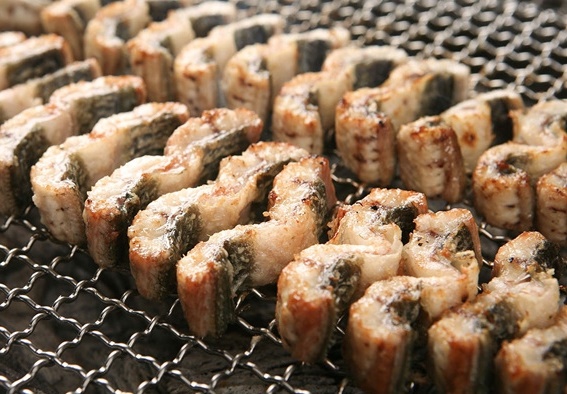 Poongchunga Cheongdamの炭火うなぎ焼き