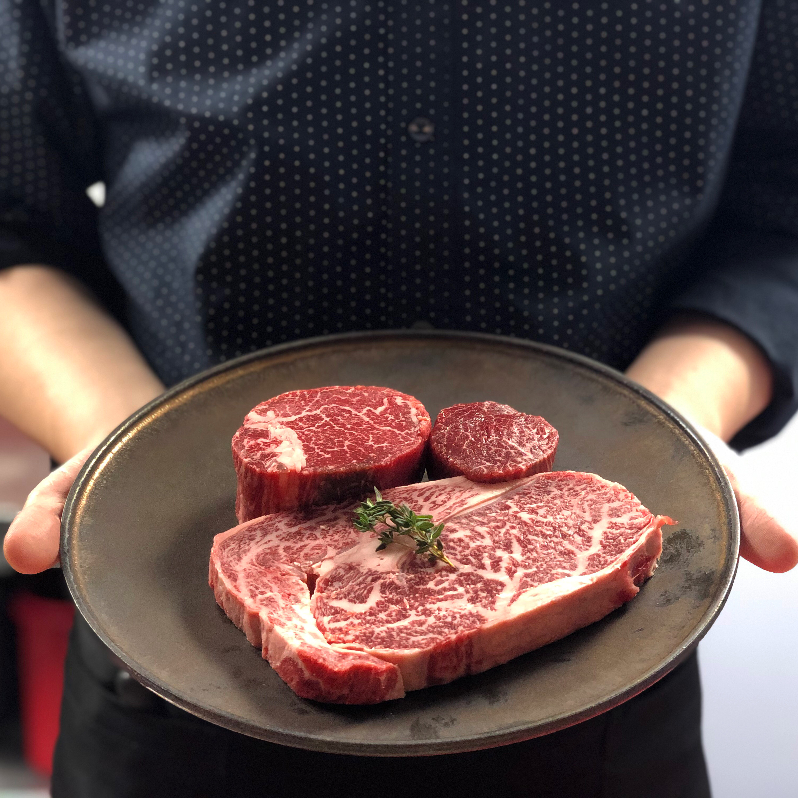 乌美男火明店韩牛里脊烤制装盘照