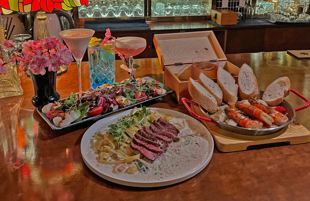 Bar Da Vinci—classic cocktail bar ambience in Bangi-dong