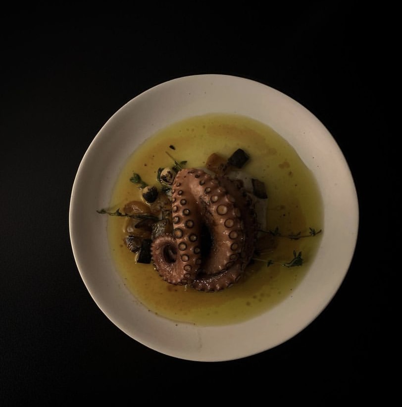 三清で夕陽を眺めながらグラスを傾けるリュルの2階席