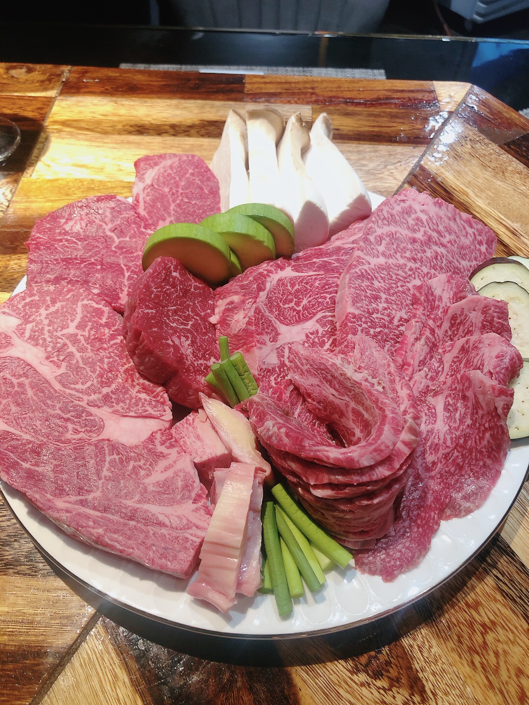 mebling 韓牛おまかせカウンター 1++等級 カット盛り付け