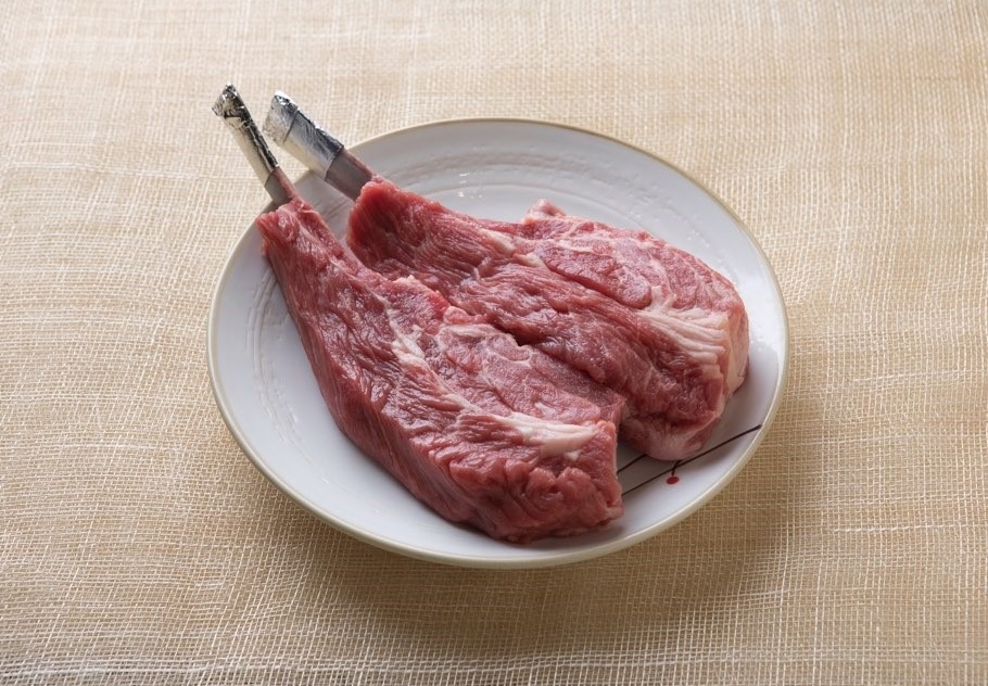 Godai Hannam鐵鑄燒烤架上羊肉鮮汁滋滋作響