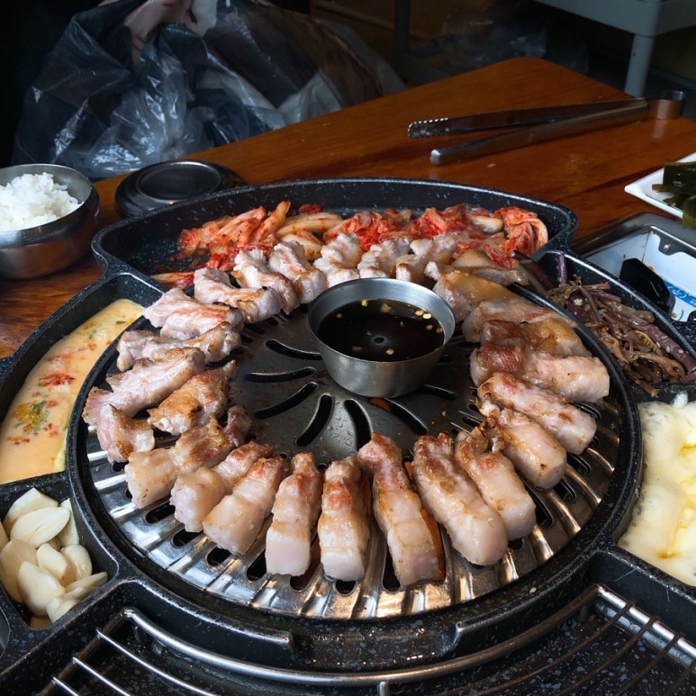 Ilwol Ggupdaegi pork belly and pork skin on the grill