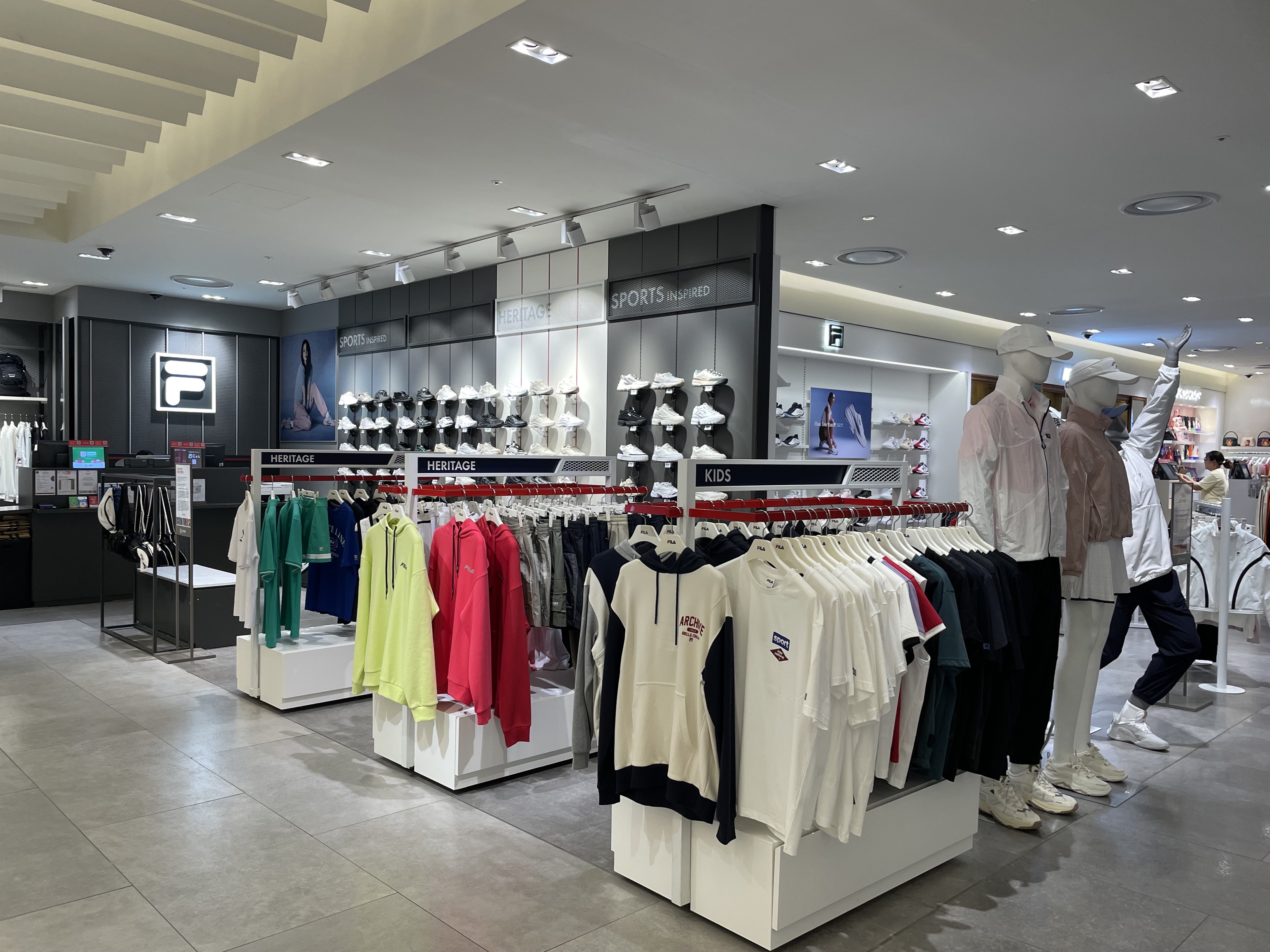 現代免税店トレードセンター店のデジタルサイネージとビューティーゾーン