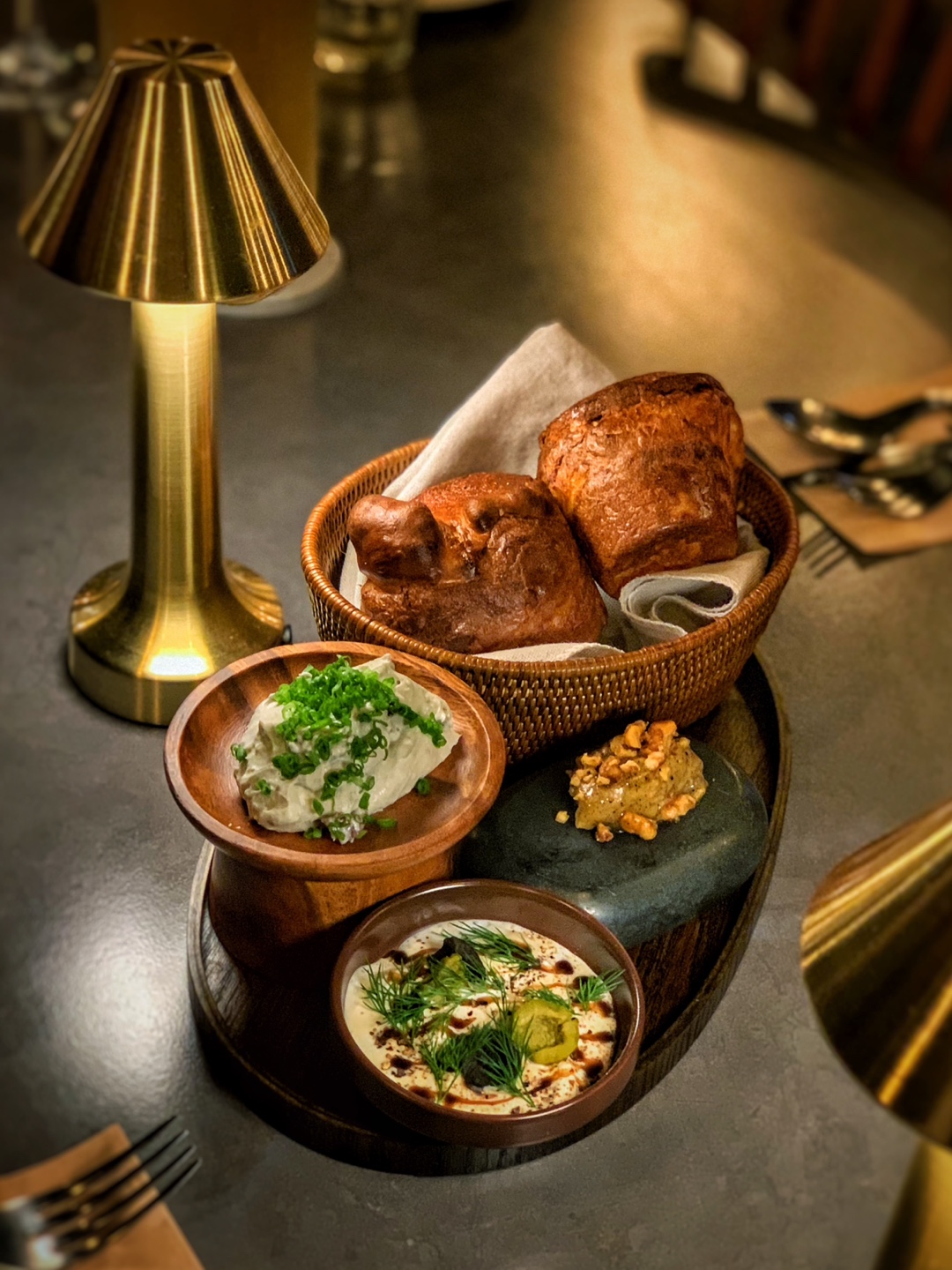 Stubborn Steakhouse 驛三安靜用餐空間與丁骨牛排及配菜