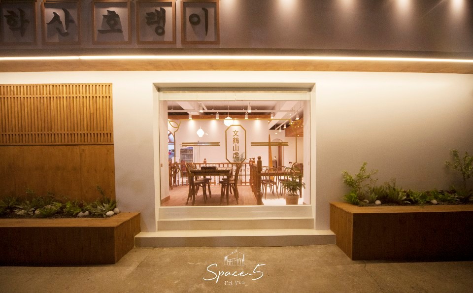 文鶴マウンテンタイガーの落ち着いたフュージョンパスタ、デートや家族向け