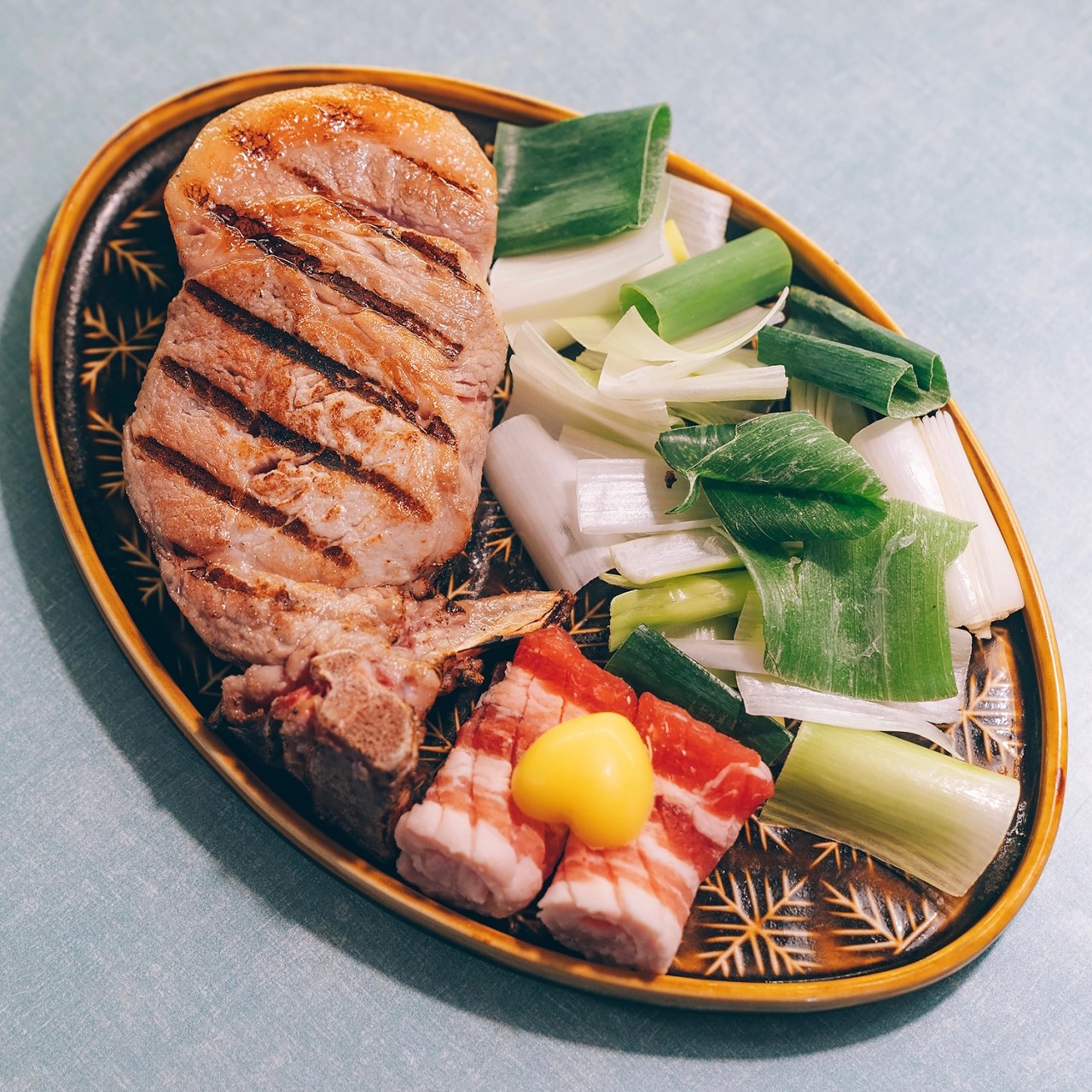 Godosik 蠶室招牌豬里脊在鑄鐵鍋上煎烤