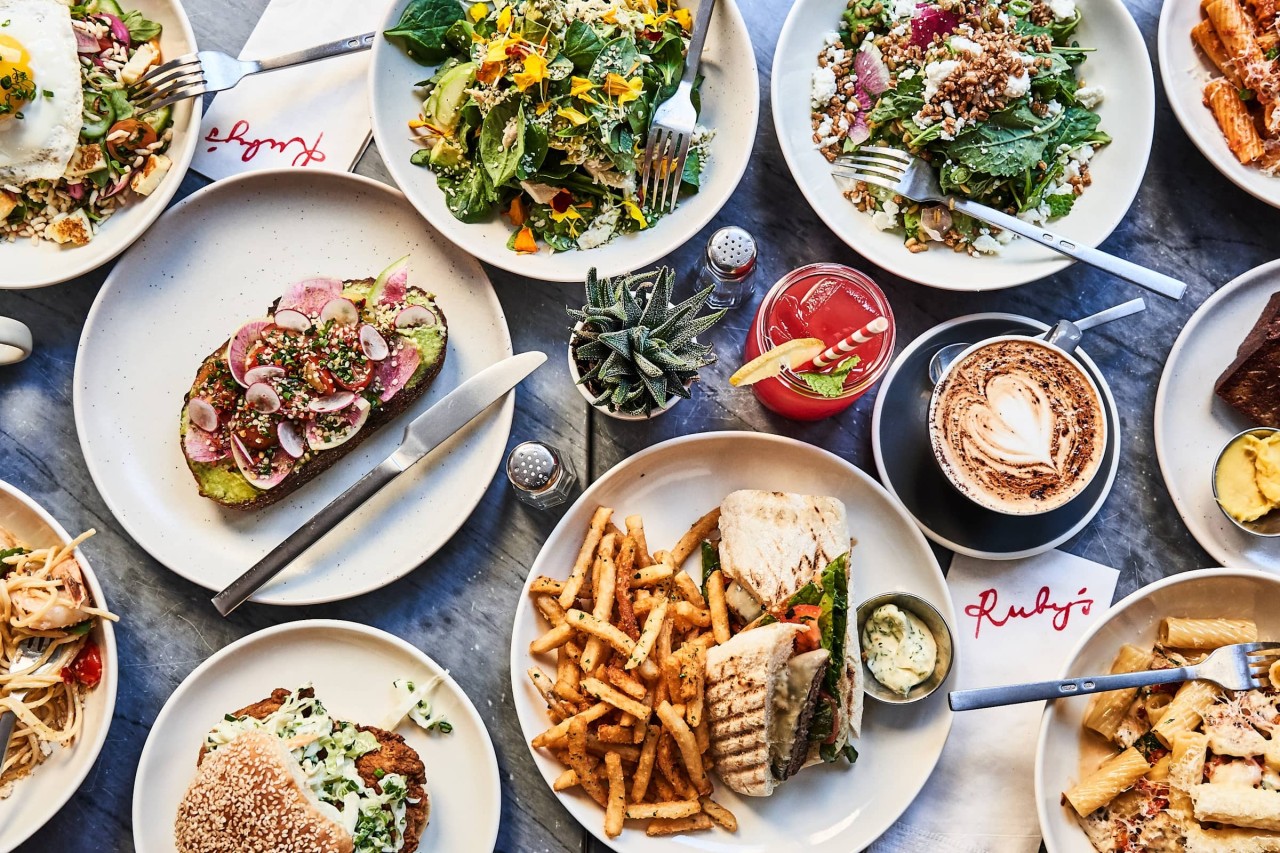 Ruby’s Café Seongsu 早午餐盤盛於陽光窗邊