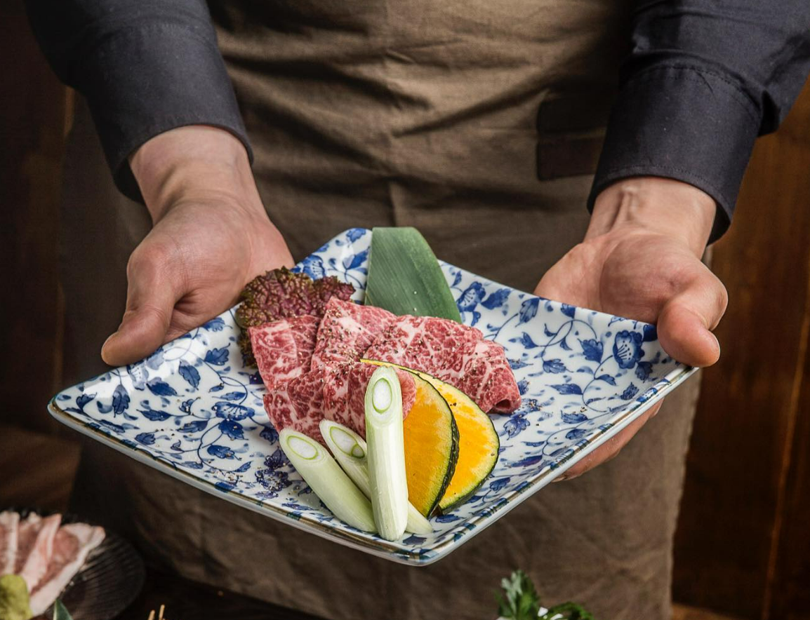 YAKINIKU GYUの炭火七輪、霜降り牛肉と生ビール