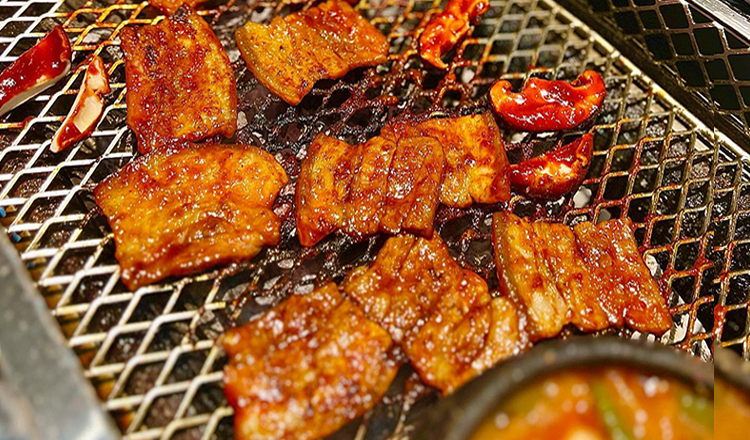 麻谷山淸炭火花園黑豬泡菜鍋石鍋中沸騰