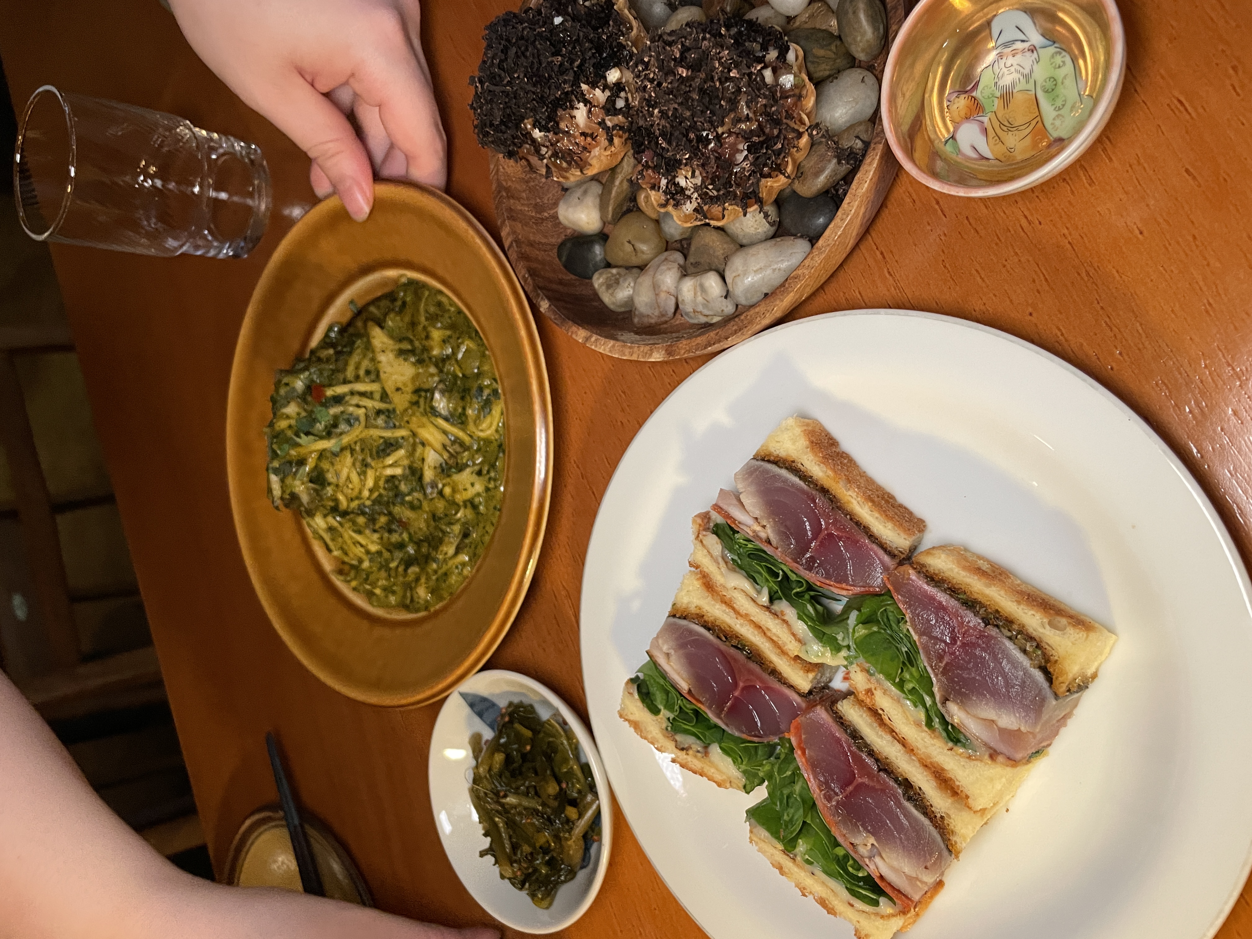 Yuhi sakabar 酒吧吧台，摆放清酒与葡萄酒，灯光柔和